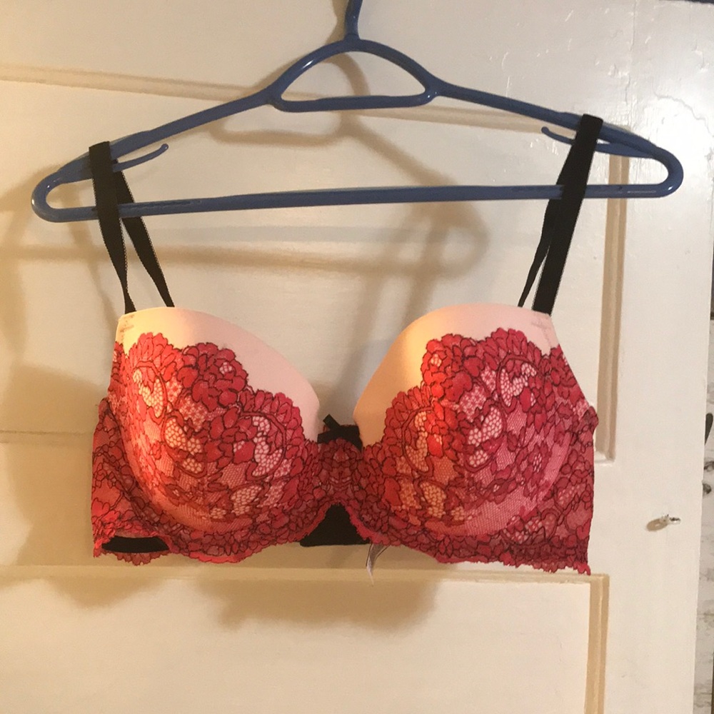 Victoria’s Secret 36D bra, like new! ❣️
